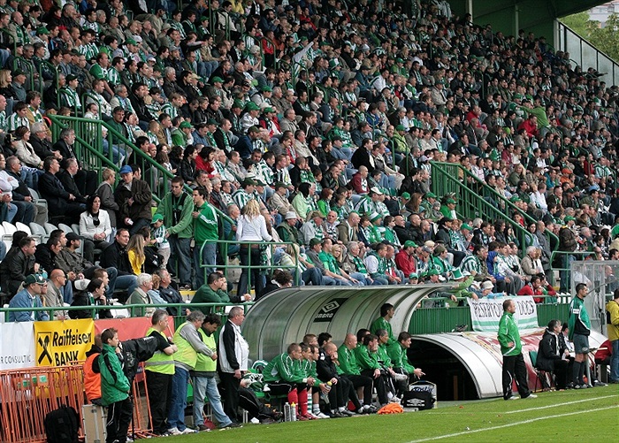 Lavička Bohemky s tribunou v zádech.