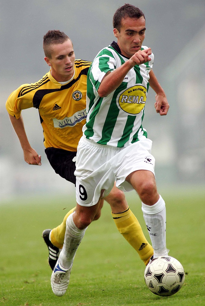 Michal Dian uniká obráncům a dýmu.