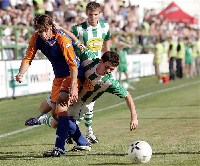 Bartek se probíjí k brance.