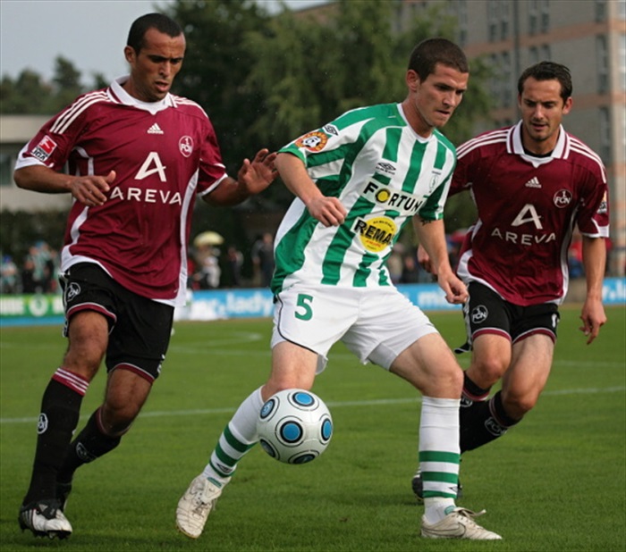 Bartek si kryje míč.