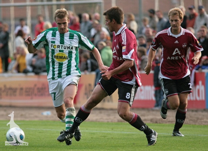 Janek proniká po pravé straně.