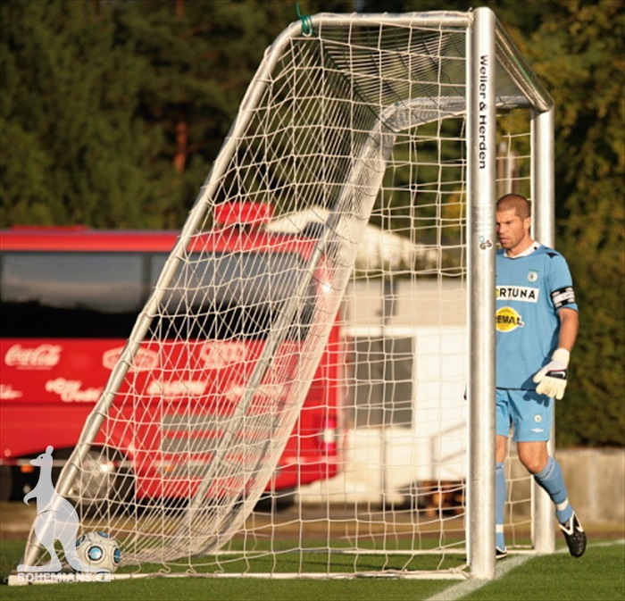 Sňozík loví míč ze své sítě.