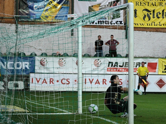 Hauzrovi míč proklouzl pod nohou.