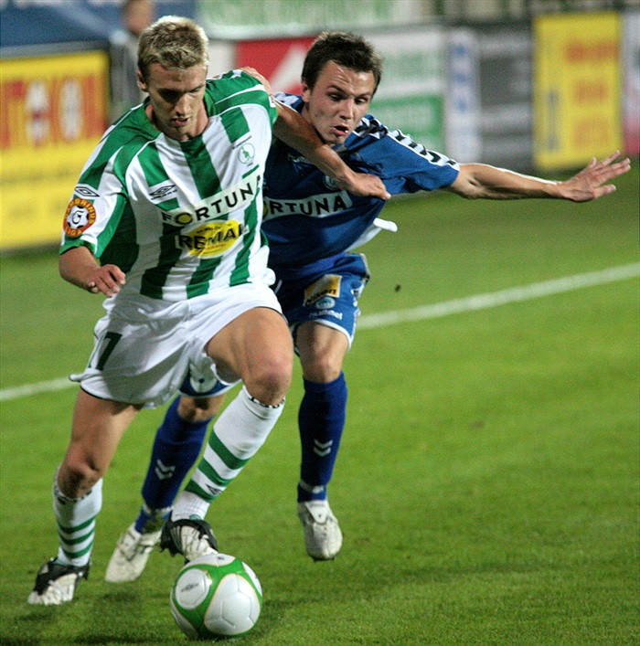 Janek se probíjí dopředu.