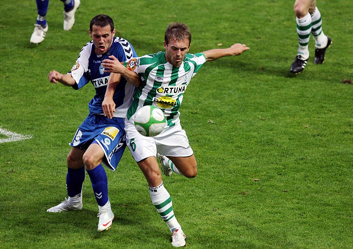 Štohanzl bojuje o míč.