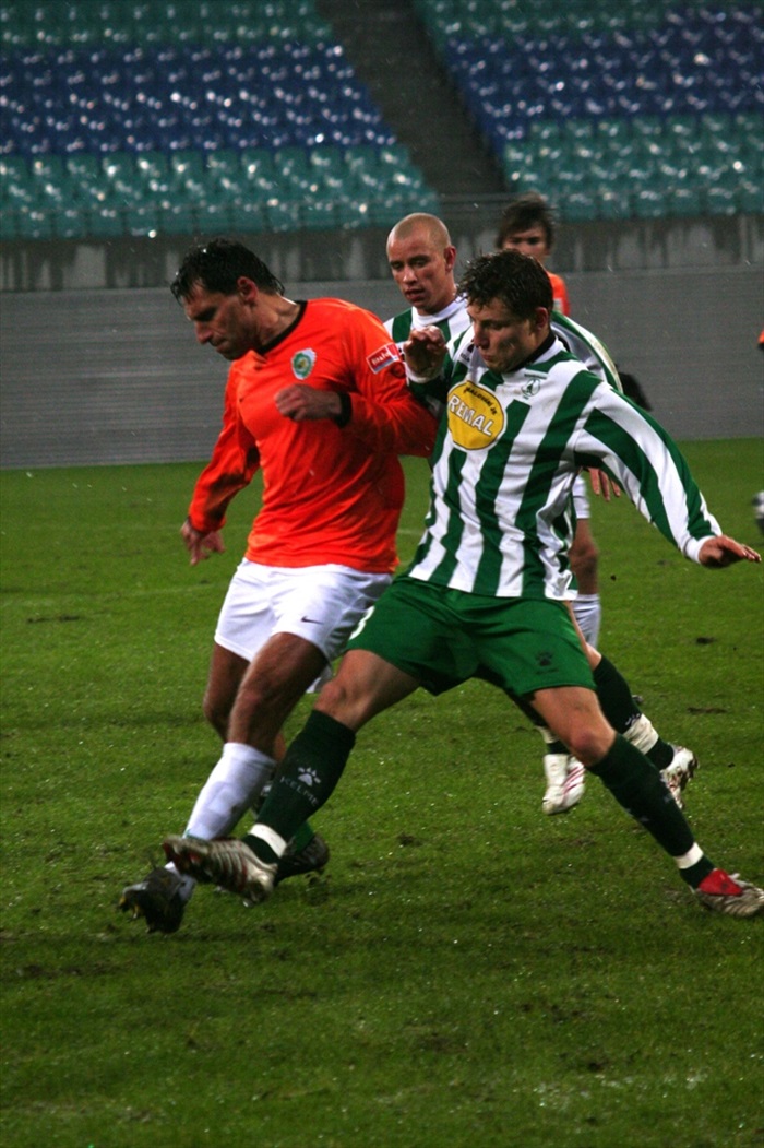 Růžička v obranném souboji.