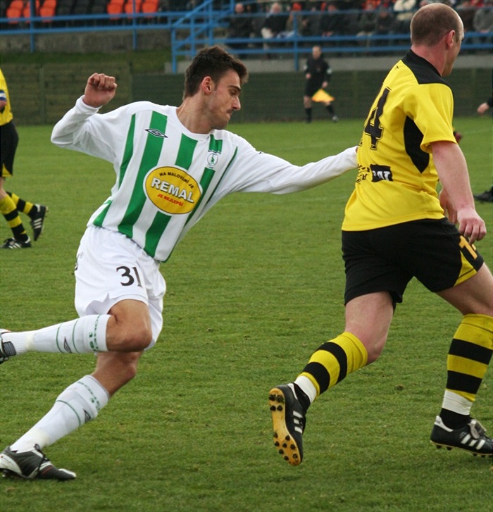 Vladimír Bálek bojuje o míč.