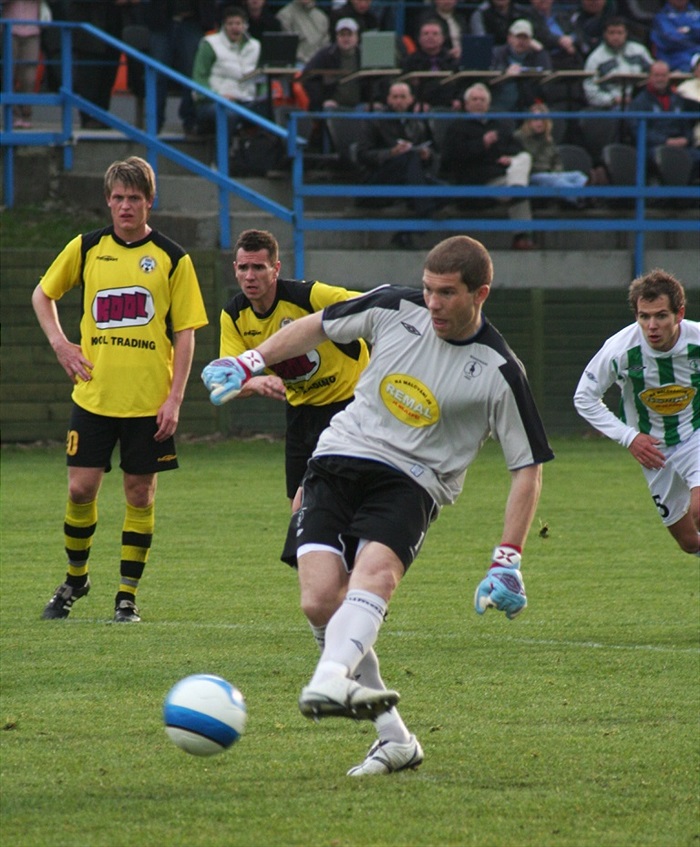 Radek Sňozík kope penaltu.