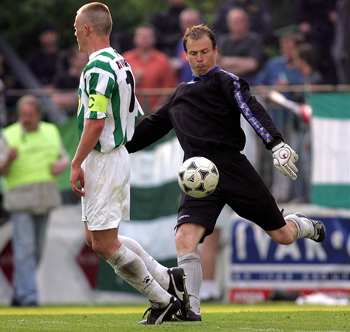 Útočník Slezák stínuje střížkovského gólmana Pavlíka.