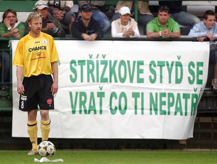 Vedle lavičky Střížkova visel příznačný transparent.