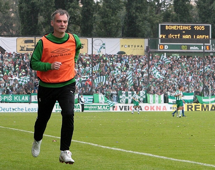 Rozcvičující se Ivan Trojan.