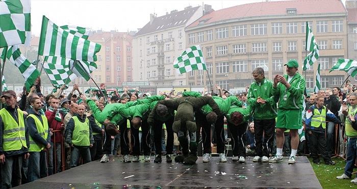 Realizační tým na pódiu - klaníme se lidem.