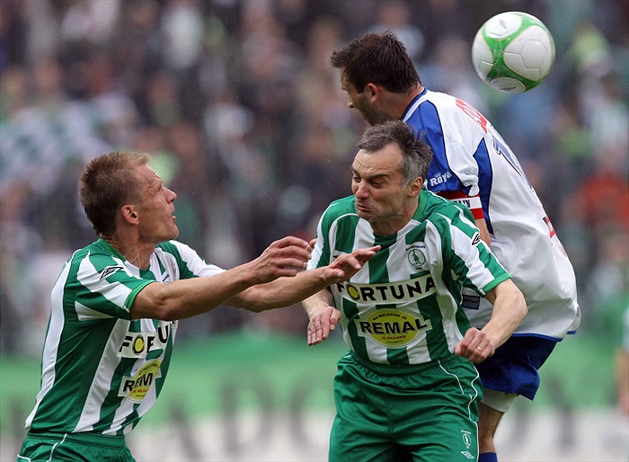 Ivan Trojan v hlavičkovém souboji.