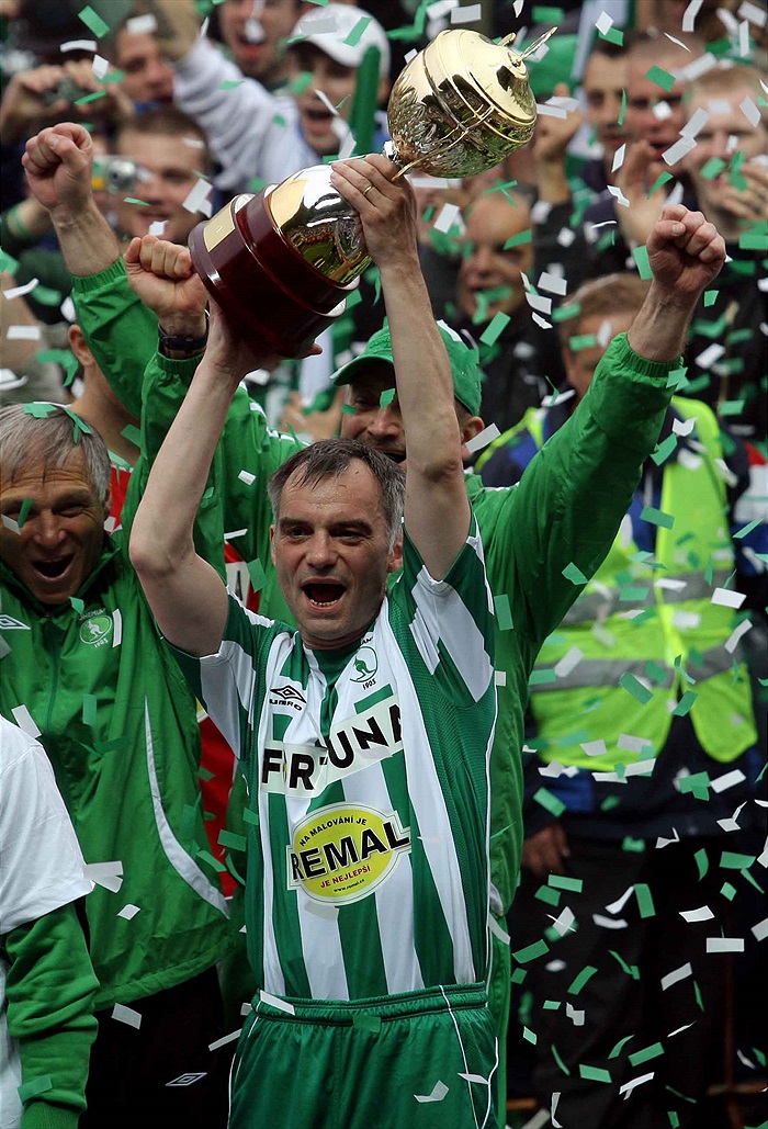 Ivan Trojan s pohárem.