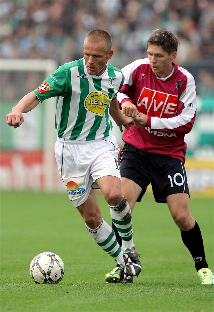 Slezák si kryje míč.