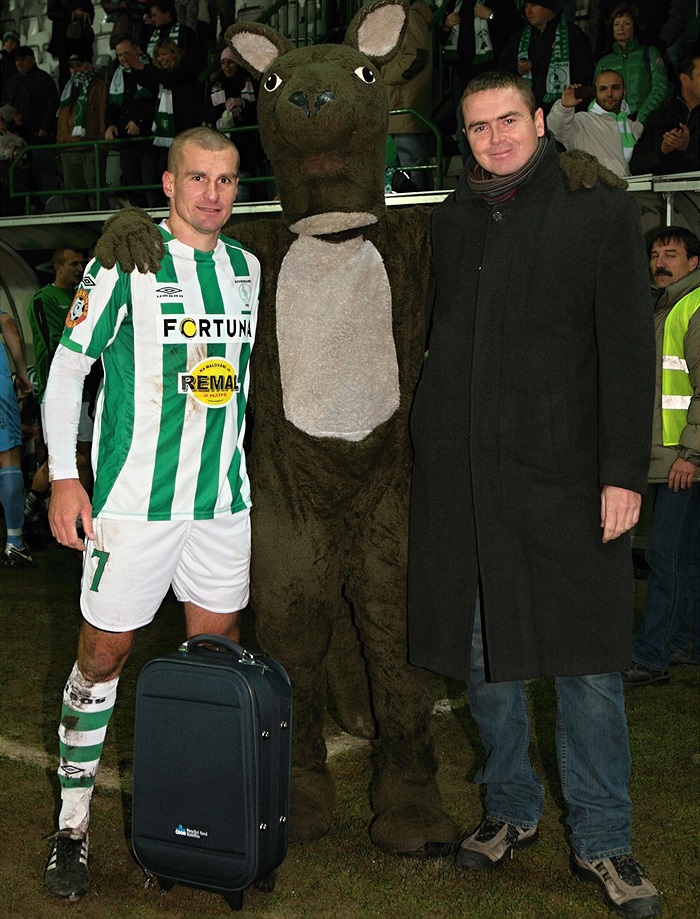 Muž zápasu Marek Nikl dostal cenu od ČSOB - životního pojištění.