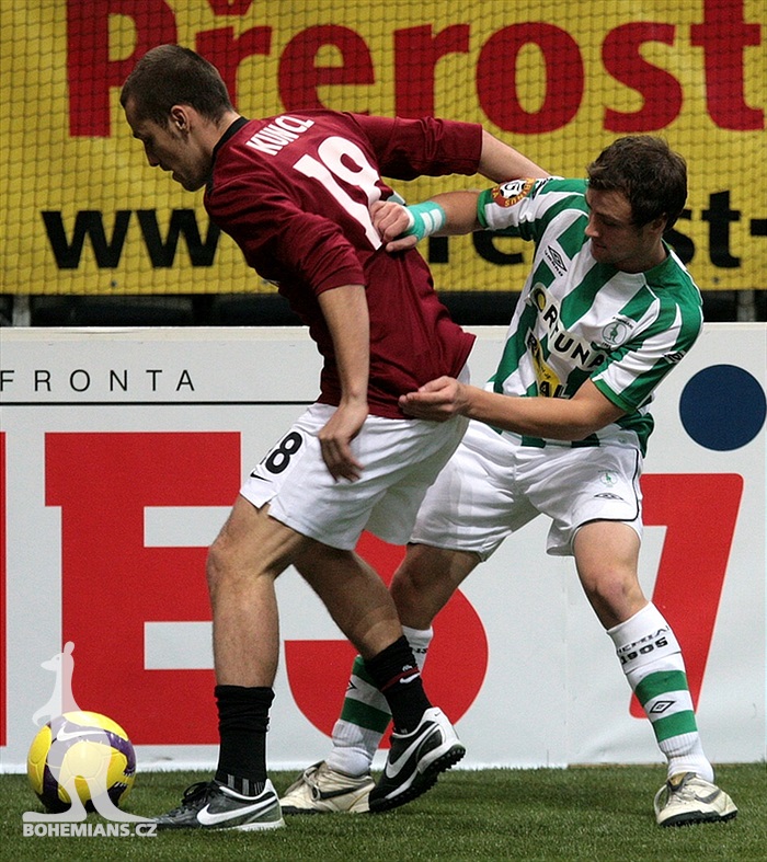 Bránící Ivan Hašek