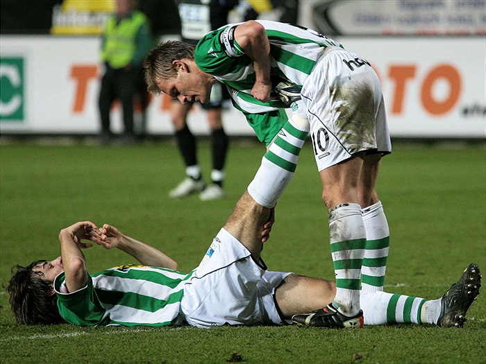 Morávek má křeče, věnuje se mu kapitán Slezák.