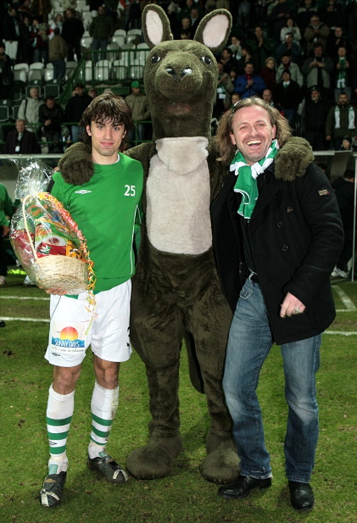 Janu Morávkovi předává cenu pro nejlepšího hráče Pepa Vojtek.