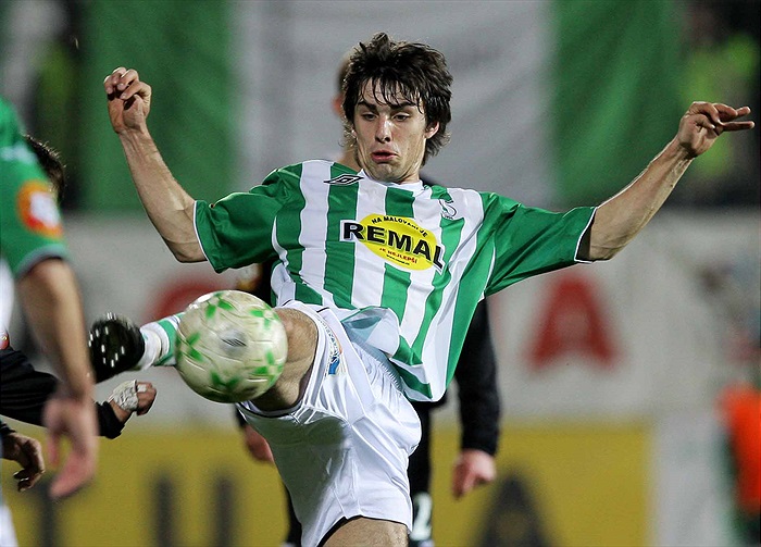 Morávek v souboji o míč.