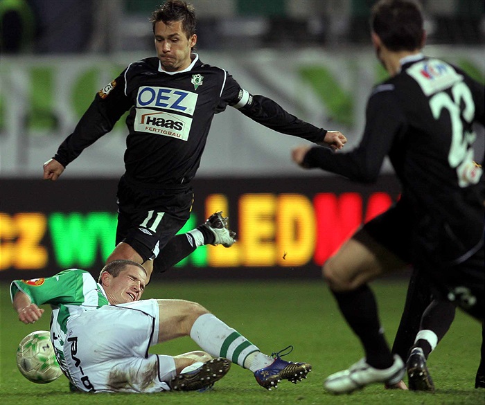 Bartek na zemi mezi dvěma soupeři.