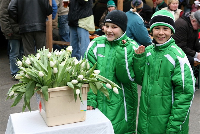 Žáci Bohemky rozdávali všem dívkám a ženám květiny.