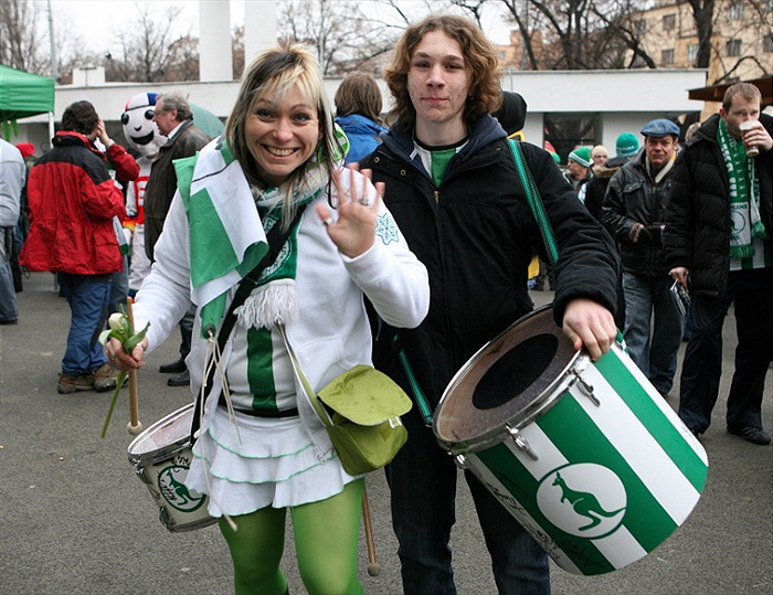Žáci Bohemky rozdávali všem dívkám a ženám květiny.