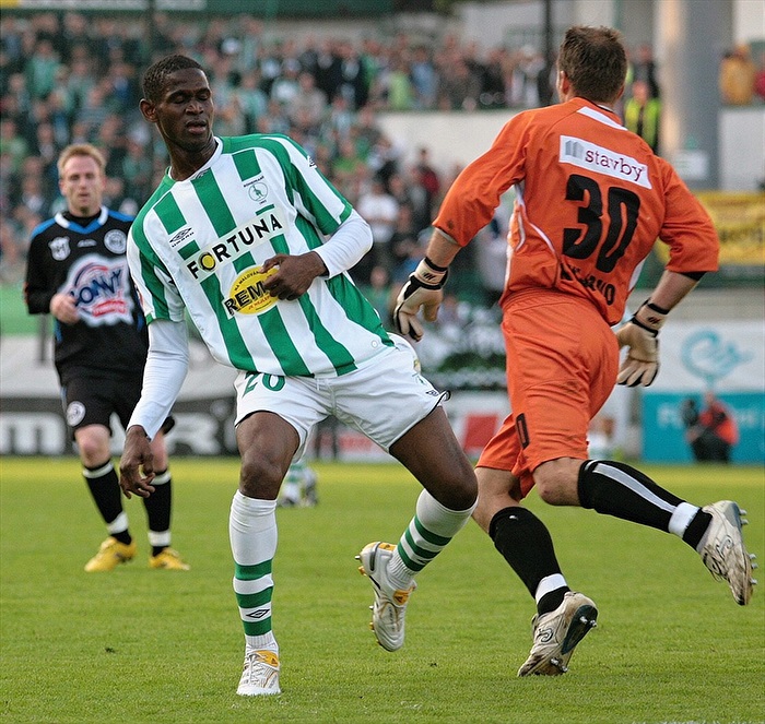 Před Cissém odkopává gólman Pavlík