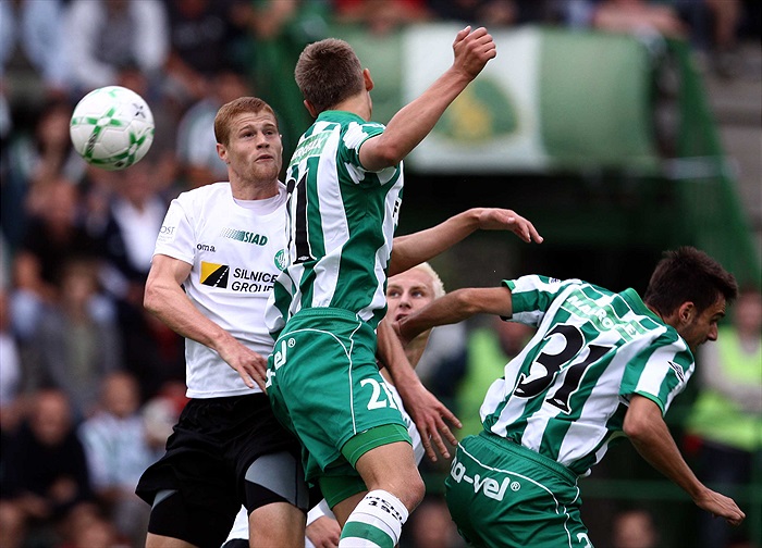 Hlavičkový souboj našich útočníků.