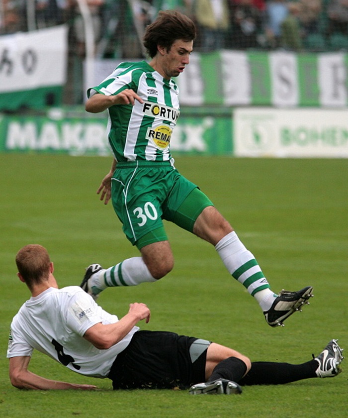 Morávek se vyhýbá tvrdému ataku.