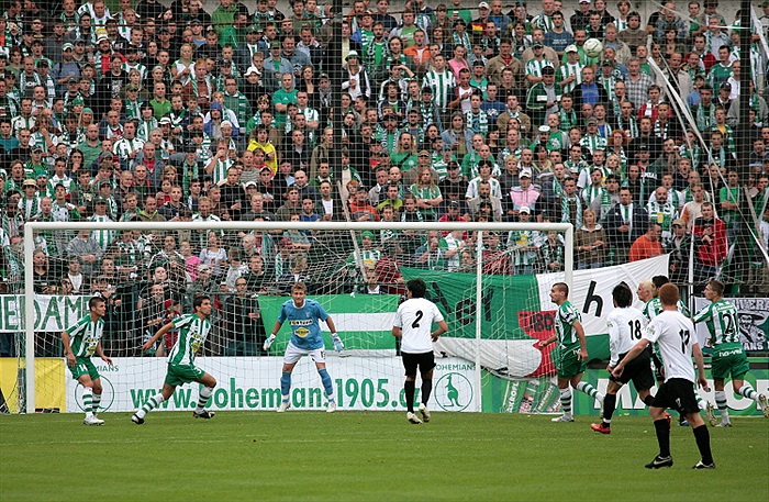 Kotel přihlíží nebezpečné situaci.