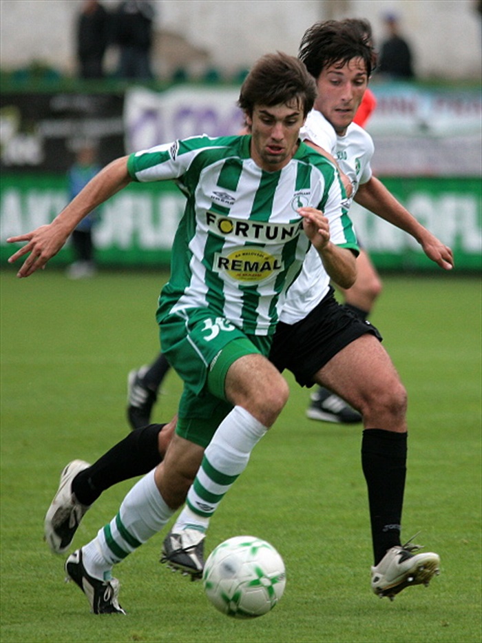 Morávek postupuje s míčem.