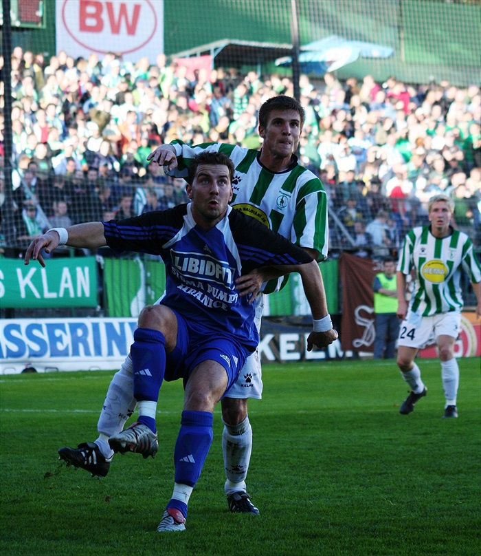 Lukáš Marek netradičně na postu krajního obránce.