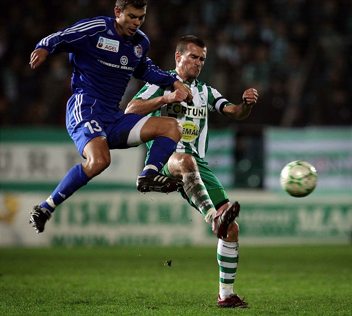 Nikl bojuje o míč.