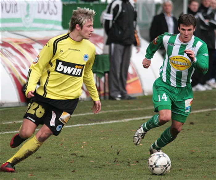 Lukáš Marek stíhá Blažka.