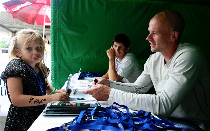 Autogramiáda Lukáše Hartiga a Lukáše Adama před utkáním.