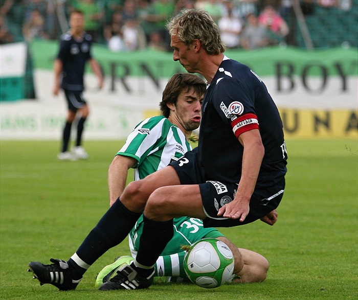 Mori na postu defenzivního záložníka.