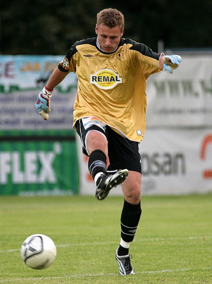 Havránek vykopává balón.