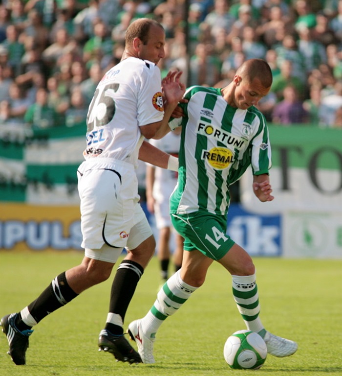 Nešpor se dere do útoku.