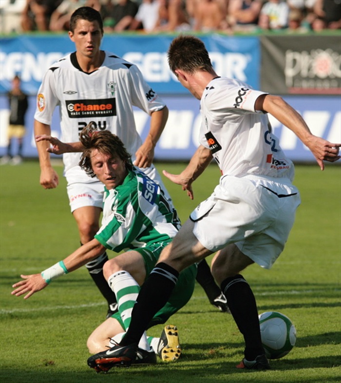 Kaufman v souboji o míč.