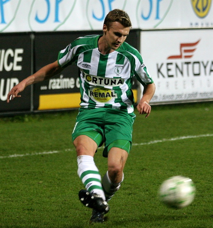 Ivan Janek centruje.