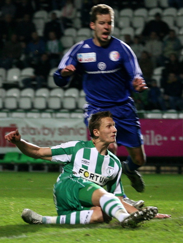 Škoďák střílí gól.