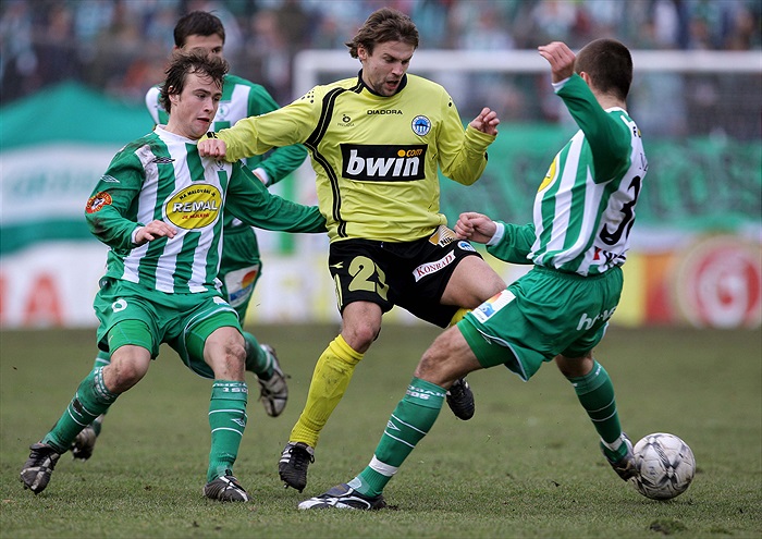 Papoušek se snaží prosadit přes Haška a Nikla.