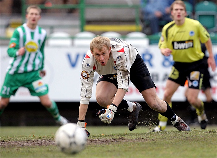 Zdeněk Zlámal jen sleduje míč, který míří těsně vedle branky.