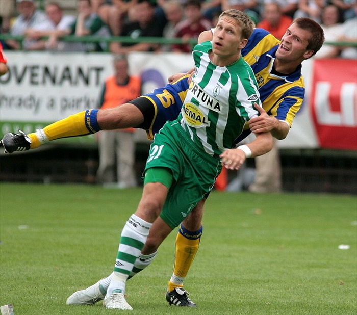 Milan Škoda v souboji o míč.