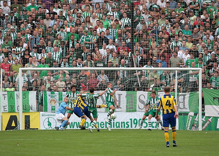 Závar před brankou Bohemians.