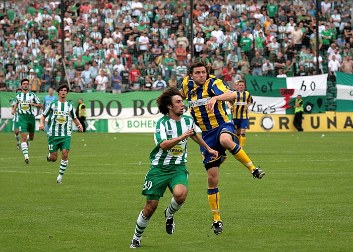 Morávek se řítí do útoku.