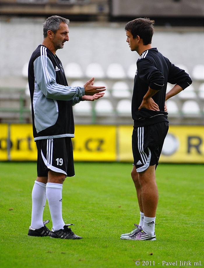 Rozcvičení hráčů před odjezdem na utkání