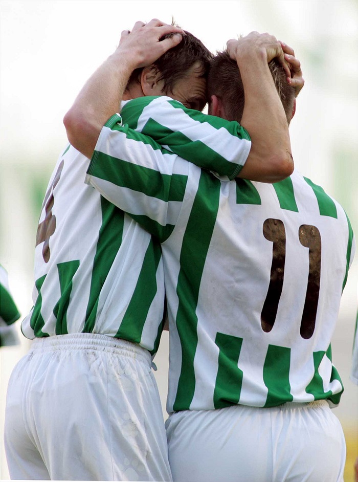 Kapitán Freilser gratuluje Strnadovi.