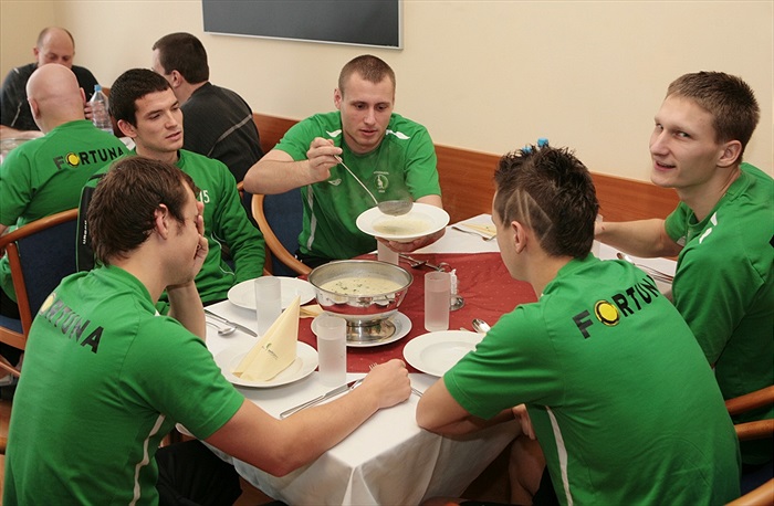 Soustředění v Břízkách - hráči na obědě.